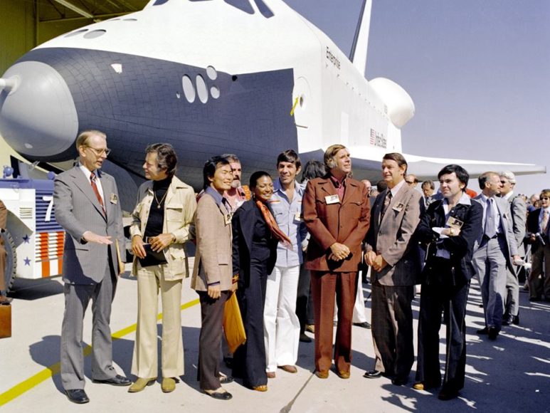 nella foto con il cast di Star Trek c'è il primo Shuttle costruito chiamato ENTERPRISE in omaggio alla serie TV