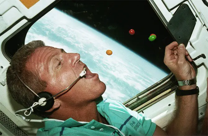 L'astronauta Loren Shiver nell'intento di divorare alcune M&M a gravità zero