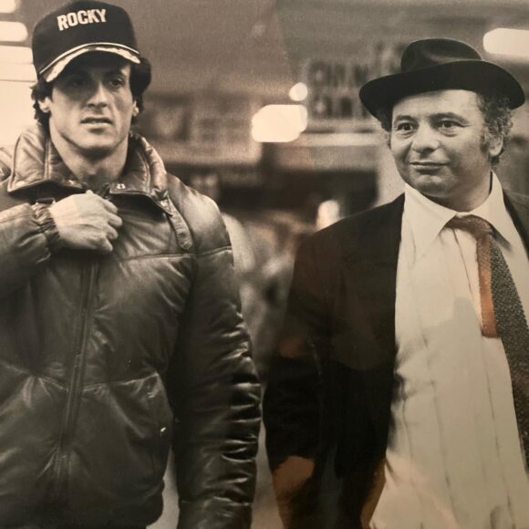 Burt Young nel ruolo di Paul “Paulie“ Pennino ai tempi della saga di Rocky, in compagnia di Sylvester Stallone