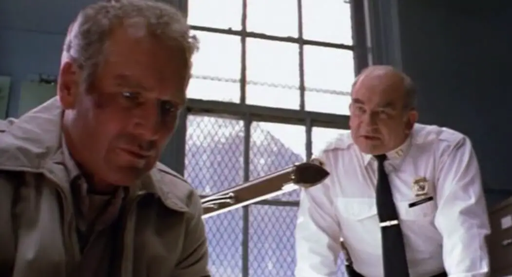 Da sinistra, l'agente Murphy (Paul Newman) e il capitano Dennis Connolly (Edward “Ed” Asner)